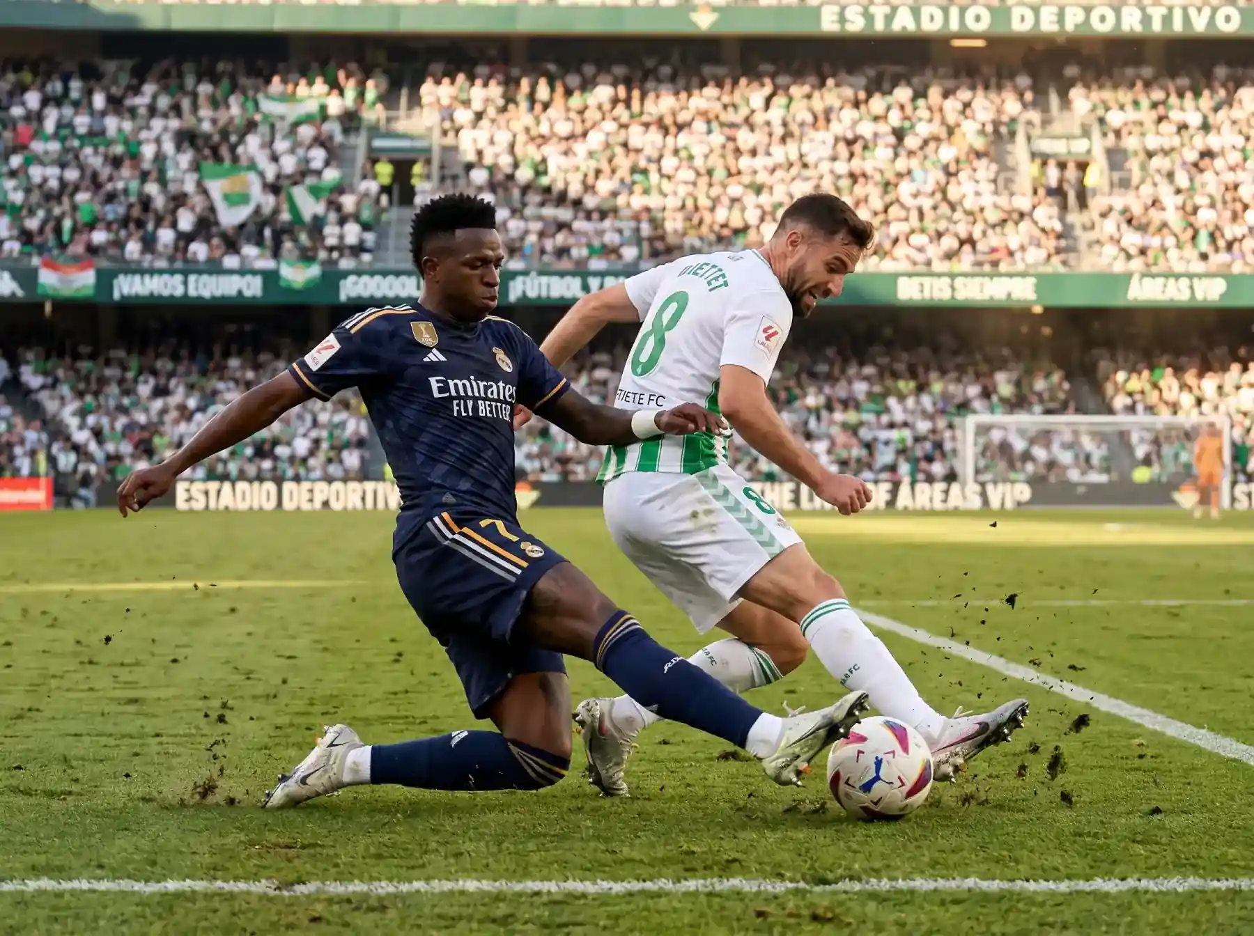 Jugadores de la MLS disputando un balón en un campo de césped natural con equipación profesional